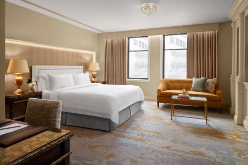 um quarto de hotel com uma cama e um sofá em The St. Regis Washington, D.C. em Washington