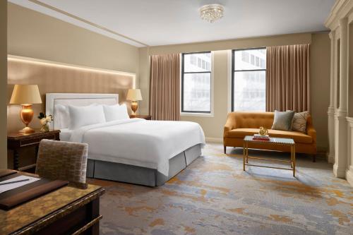 Postel nebo postele na pokoji v ubytování The St. Regis Washington, D.C.