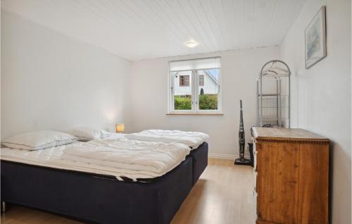 Un dormitorio con una cama grande y una ventana en Nice Apartment In Sams With Wifi, en Onsbjerg