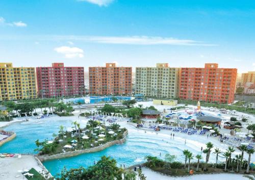 eine Luftansicht eines Resorts mit Pool in der Unterkunft Prime chalet in Golf Porto Marina resort new Alamein in El-Alamein