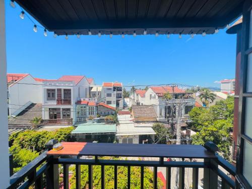 balcón con vistas a la ciudad en Hoi An Ngo Homestay, en Hoi An