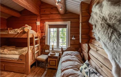 um quarto com 2 beliches num chalé de madeira em 3 Bedroom Pet Friendly Home In Svingvoll em Svingvoll