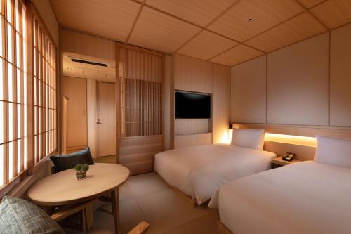 Letto o letti in una camera di DoubleTree by Hilton Kyoto Higashiyama