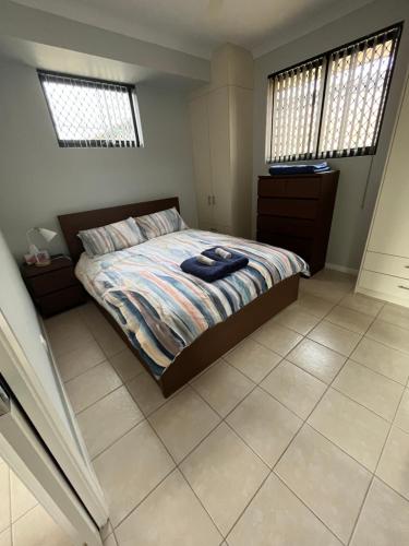 Ένα ή περισσότερα κρεβάτια σε δωμάτιο στο Unit 4 3 Mouarn St Carey Park