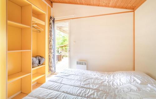 1 dormitorio con cama y ventana en Lovely Home In Chalabre With Kitchen, en Chalabre