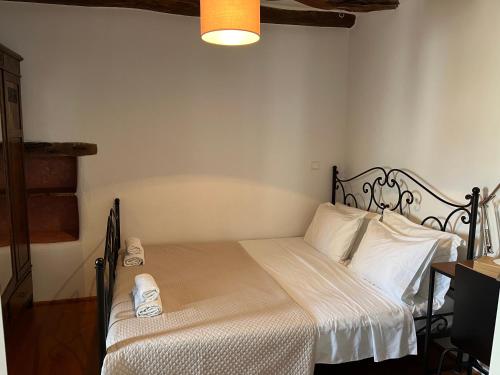 アンティパロス・タウンにあるCasa Castroのベッドルーム1室(白いシーツと枕のベッド1台付)