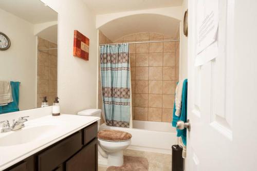 ein Bad mit einem Waschbecken, einem WC und einer Dusche in der Unterkunft Select Exclusive Room in Fresno Texas in Fresno