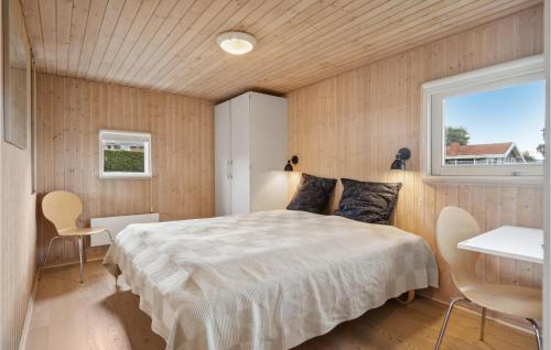 um quarto com uma cama grande e uma janela em Beautiful Home In Bjert With Kitchen em Sønder Bjert