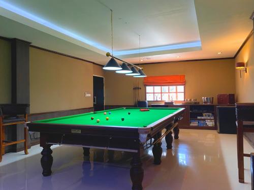 - un salon avec un billard dans l'établissement The Pd - Entire Holiday Home, à Amed