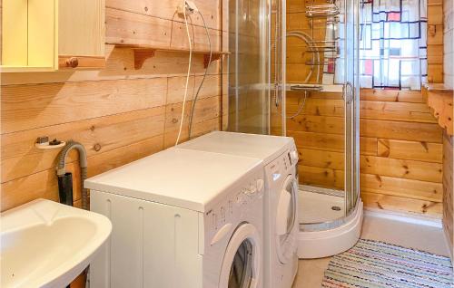 uma casa de banho com uma máquina de lavar roupa e um lavatório em Nice Home In Selje With Wifi em Stokke