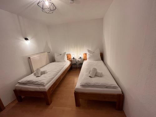 Un pat sau paturi într-o cameră la Ferienwohnungen Barbarossa - in der Altstadt von Gelnhausen
