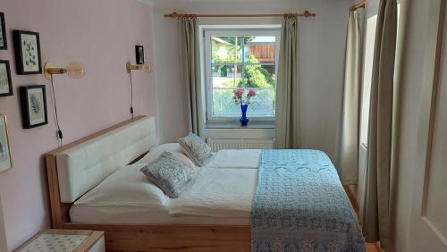 SekullにあるFerienwohnung Sofkaのベッドルーム1室(ベッド1台付)、花瓶のある窓が備わります。