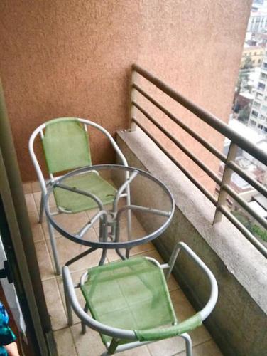 Duas cadeiras e uma mesa numa varanda em Santiago Lord Apartment em Santiago