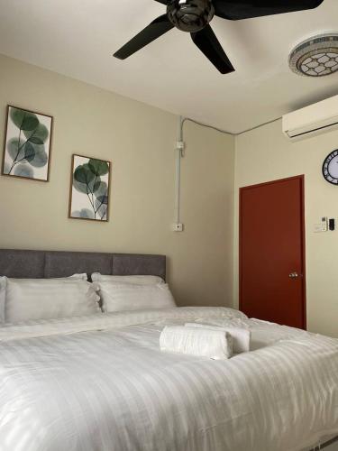 瓜拉丁加奴的住宿－Shanin's Homestay，一间卧室配有一张大床和吊扇