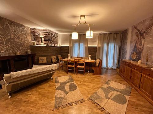 ein Wohnzimmer mit einem Sofa und einem Tisch in der Unterkunft Le Case Nel Bosco Terminillo in Monte Terminillo
