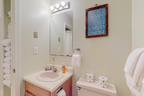 韋爾斯的住宿－Wellington Manor 240，白色的浴室设有水槽和镜子