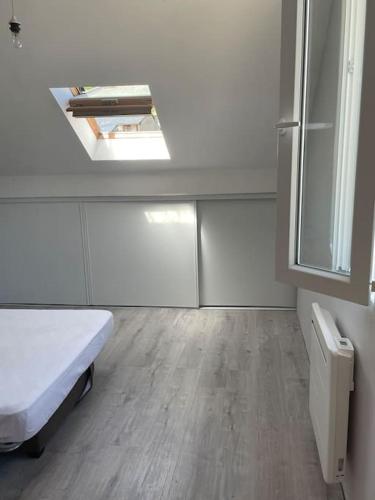 une chambre à l'hôpital avec un lit et une fenêtre dans l'établissement T2 au coeur de Luchon, à Luchon