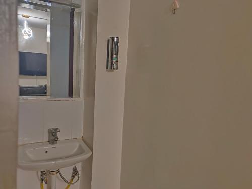 內羅畢的住宿－Inviting 1 Bed Apartment in Nairobi，一间带水槽和窗户的浴室
