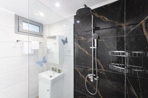 un bagno con doccia, WC e lavandino di Villa Phoenix a Laganas