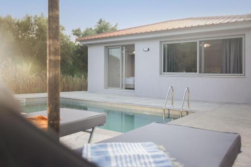 una casa con piscina accanto a una casa di Villa Phoenix a Laganas