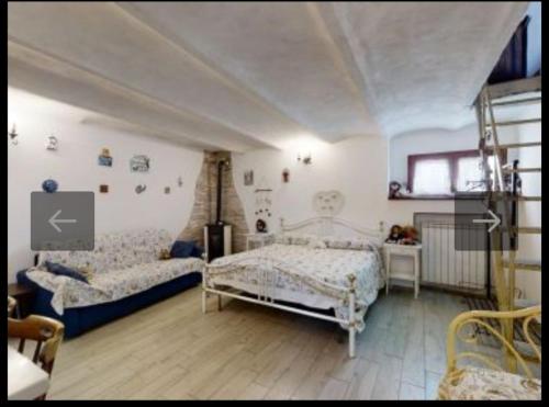 een slaapkamer met 2 bedden en een raam bij The blue country house in Cavour