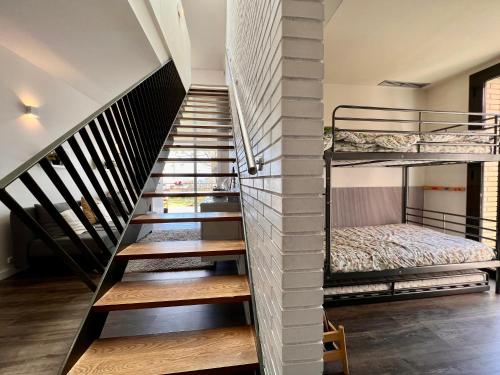 Pokój z 2 łóżkami piętrowymi i schodami w obiekcie Casa Elena Maresme w mieście Mataró