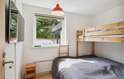- une petite chambre avec un lit et une fenêtre dans l'établissement 3 Bedroom Awesome Home In Thyholm, à Sønder Ydby