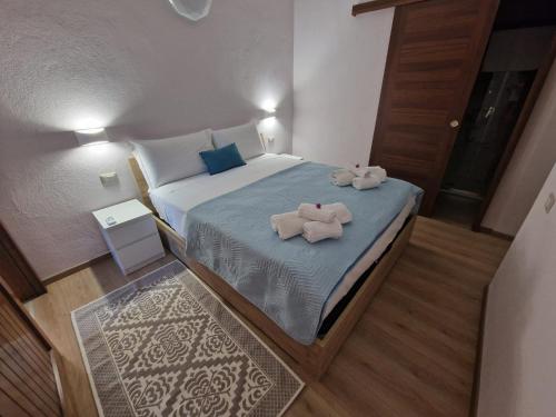 MarongiuにあるVilla Quattro Archiのベッドルーム1室(ベッド1台にタオル2枚付)