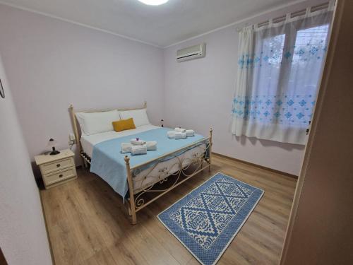 a small bedroom with a bed and a window at Villa Quattro Archi in Marongiu