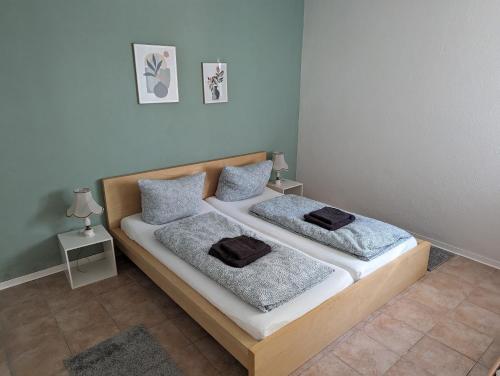 1 dormitorio con 2 camas y toallas. en Ferienwohnung/Monteurwohnung Altes Café, en Weimar
