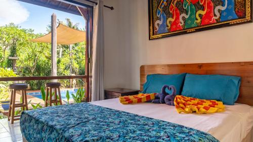 una camera con letto e vista sulla piscina di Ponder Cottages - The Villa a Nusa Lembongan