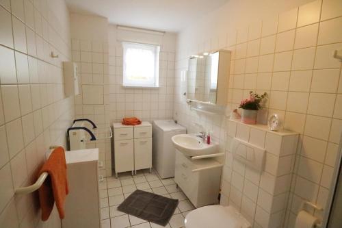 bagno bianco con lavandino e servizi igienici di Ferienwohnung Kleine Müritz a Rechlin