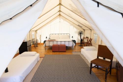 een kamer met een bed in een tent bij Farmstay Getaway 