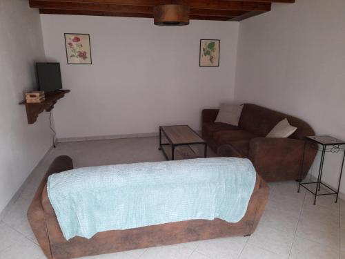 un soggiorno con divano di Maison en pierre entre terre et mer a Montpinchon