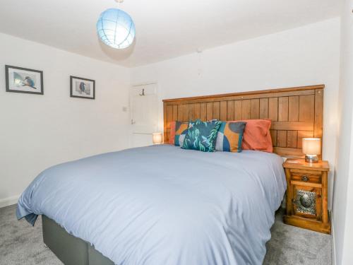 Una cama o camas en una habitación de Kingfisher