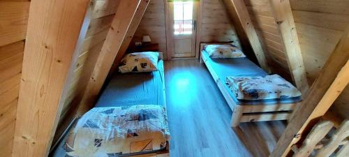 an overhead view of two beds in a cabin at Domki w Rowach in Rowy