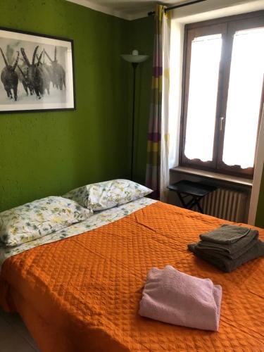 Ένα ή περισσότερα κρεβάτια σε δωμάτιο στο La casa di Rox ad Aosta - Small holiday apartment in central Aosta - Alloggio ad uso turistico - VDA - AOSTA - n 0304