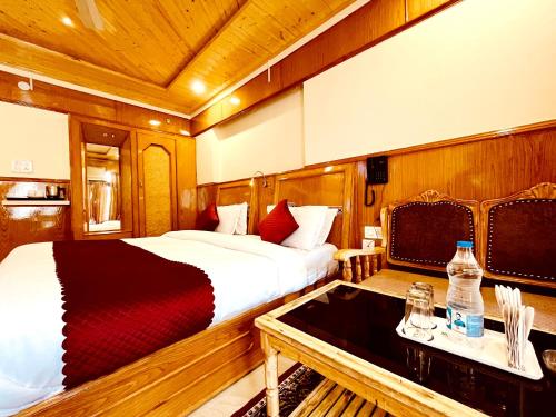 - une chambre avec un lit et une baignoire dans l'établissement Hotel Amit, à Shamshi