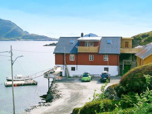 バルスタにあるTwo-Bedroom Holiday home in Ballstad 1の大型赤い家