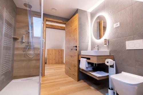 La salle de bains est pourvue d'un lavabo, de toilettes et d'une douche. dans l'établissement Turizem Loka - Hotel Vila Loka, à Škofja Loka