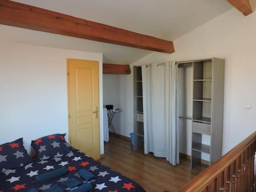 Zimmer mit einem Bett mit einer amerikanischen Flaggendecke in der Unterkunft Maison quartier pointe-courte à Sète in Sète