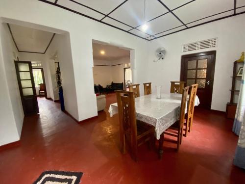 une salle à manger avec une table et des chaises dans l'établissement Red Araliya Villa Weligama, à Weligama
