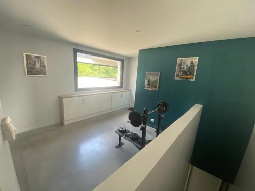 um quarto com um ginásio com uma passadeira e uma janela em Appartement avec Terrasse couverte - La Motte-Servolex em La Motte-Servolex