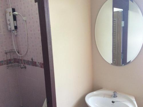 Bilik mandi di Nonplern Garden Home Khaoyai