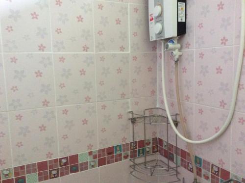 Bilik mandi di Nonplern Garden Home Khaoyai