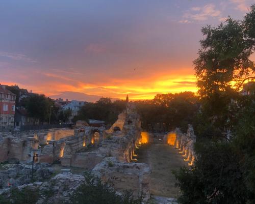 un tramonto sulle rovine della città antica di Roman Thermae 2bdrm Sunny Apartment a Varna