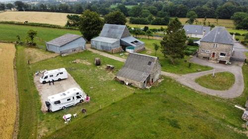 - une vue aérienne sur une ferme avec un rv et une grange dans l'établissement La Billardière Camping à la Ferme, à Le Ménil-Ciboult