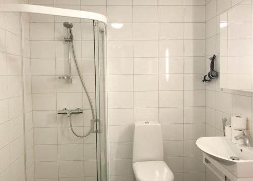 Koupelna v ubytování 1-bedroom apartment for upto 8 near Helsinki Vantaa Airport