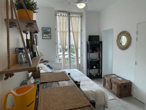 Zimmer mit einem Bett und einem Fenster in der Unterkunft La payotte du Vieux Port in Marseille