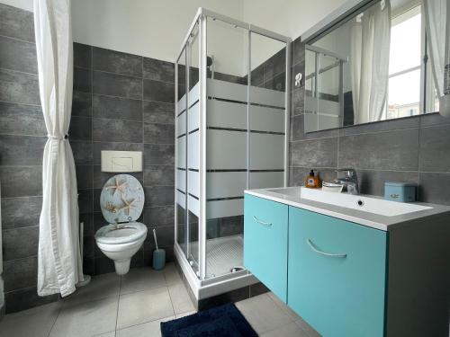 ein Badezimmer mit einem WC, einem Waschbecken und einem Spiegel in der Unterkunft La payotte du Vieux Port in Marseille